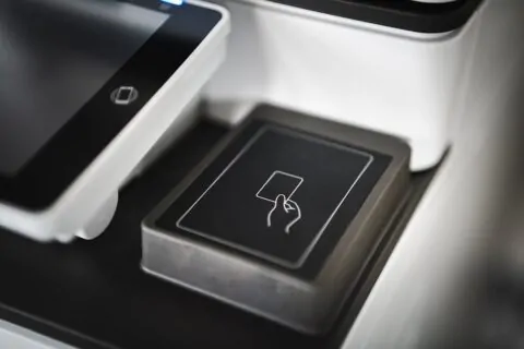 Jak korzystać z kasy samoobsługowej – Poradnik krok po kroku